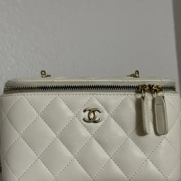 CHANEL Cream Quilted Leather Crossbody Vanity Bag with Gold Chain - Picture 6 of 16
